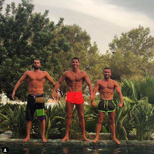 Dopo il trionfo francese, c’ di tutto nella lunga estate di Cristiano Ronaldo, immortalata su Instagram. Paparazzate, muscoli, compleanni vip, il ritorno a Funchal - dove ha aperto un hotel e dove ci sono una statua e un museo a lui dedicati -, e un 